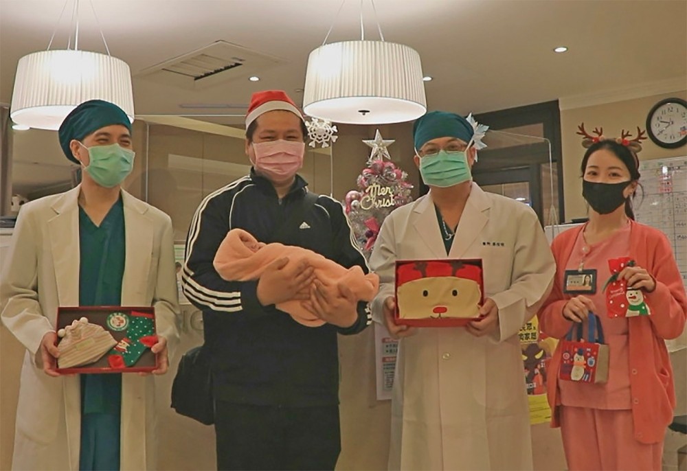 茂盛醫院迎來「聖誕寶寶」 暖心贈送麋鹿服、帽襪抗寒