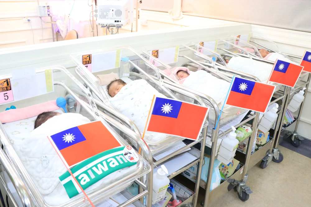 茂盛醫院在國慶日與6位新生兒一同愛Taiwan、慶生日