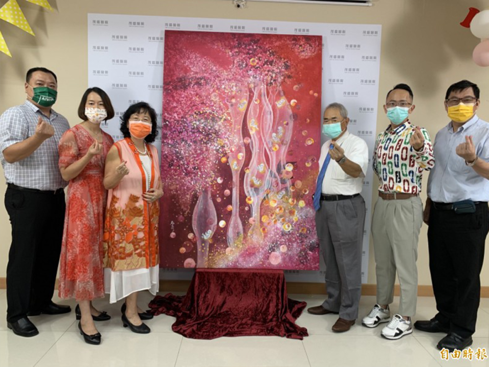 精蟲與卵子在輸卵管相遇 畫家送畫作「生命之樹」給生殖名醫