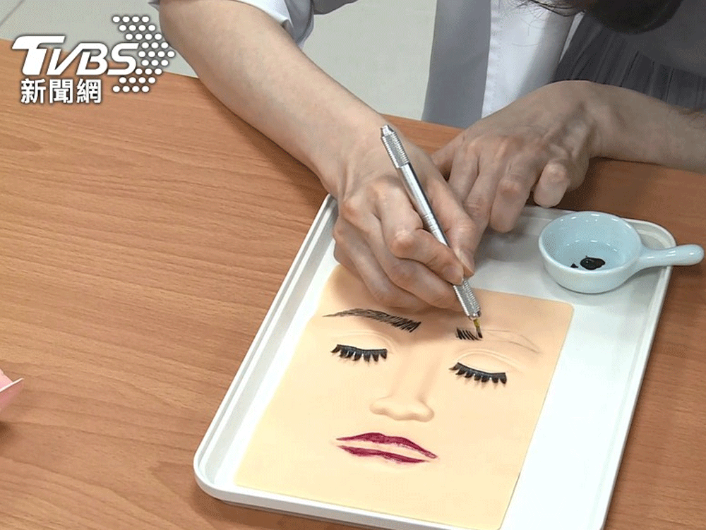 台中俏女郎紋眉險毀容！疑器具不乾淨　長50多顆病毒疣