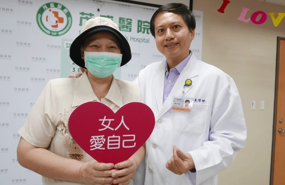 為照顧癱夫延誤醫治乳癌 胸部潰爛不敢看乾脆關燈洗澡