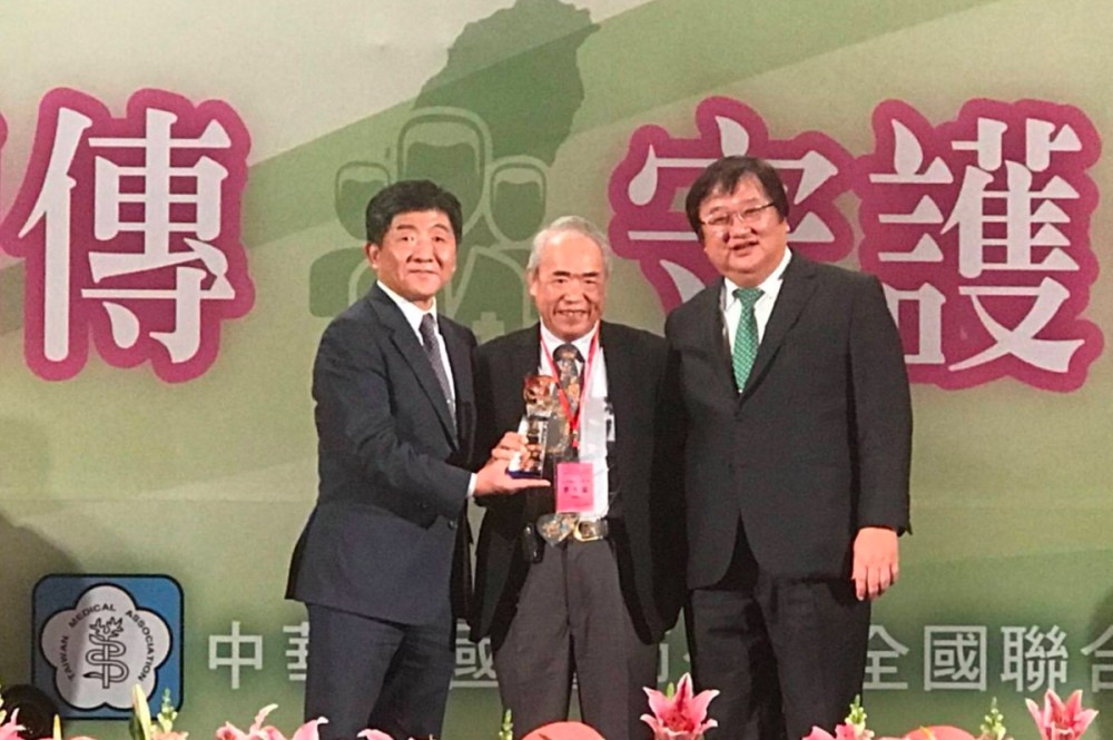 李茂盛院長榮獲2017台灣醫療典範獎